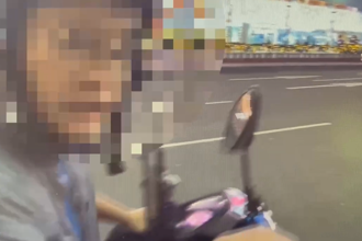 紅燈迴轉遭開1900元罰單！騎士抓狂撕罰單還出拳襲警 下場慘了