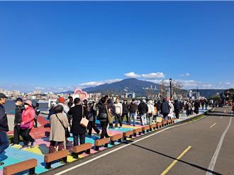 人潮擠爆新北河濱！春節5天清143噸垃圾 爆竹煙火佔一半