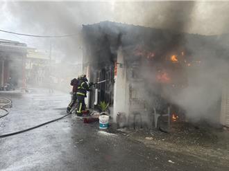 彰化鹿港平房大火竄濃煙 消防局急派員趕抵灌救！幸無傷亡