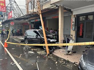 台中女开BMW载2孩遭起步车擦撞 失控衝进民宅骑楼