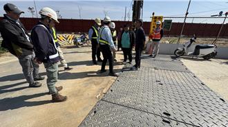 航空城周邊道路鋪塑鋼板「有落差」   事故層出不窮民眾盼改善