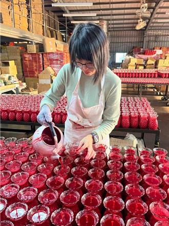 失業單親媽靠「再就業計畫」翻轉職涯 習一技之長穩定就業