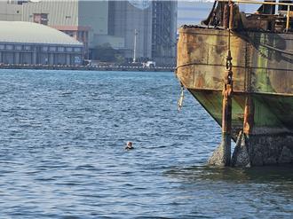 水下搜屍驚魂！戒護艇突漂離 潛水員失聯「SOS」燈光求助