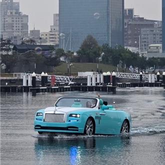 情人節快到！高雄警拍「求婚片」防酒駕 民眾高喊：要幸福喔