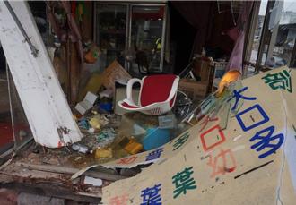 疑天雨打滑！ 男駕車擦撞路旁2車又撞毀檳榔攤