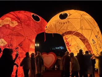 新北平溪天燈節展開 侯友宜攜手日方點亮雙蛇愛心雙主燈