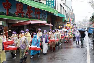 冒雨擔桃至南投松柏嶺受天宮祝壽 許淑華分送米糕桃呷平安