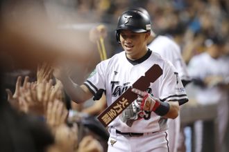 台韓交流賽》6下攻3分逆轉 中華隊4比3險勝樂天巨人