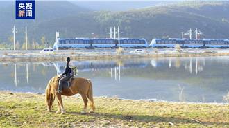 全球首列全景觀光山地旅遊火車啟動  飽覽麗江雪山絕美風光