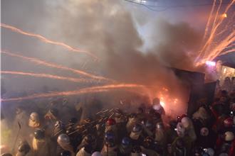 元宵重頭戲！鹽水蜂炮雨中「開炸」 2人被炸傷