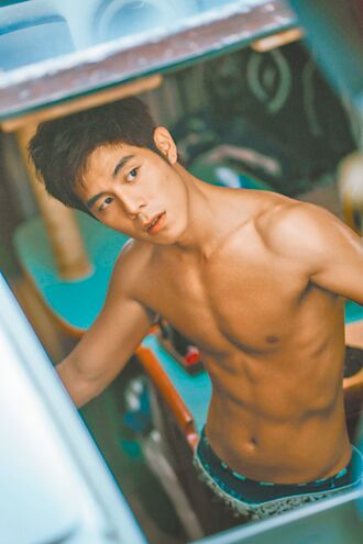 詹懷雲新片裸上身 女觀眾嗨喊求使壞