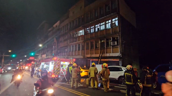 基隆市安一路一處民宅2樓，11日晚間9時許發生火災，造成獨居的徐姓老婦人嗆傷送醫，目前正插管急救中。（翻攝照片／張志康基隆傳真）