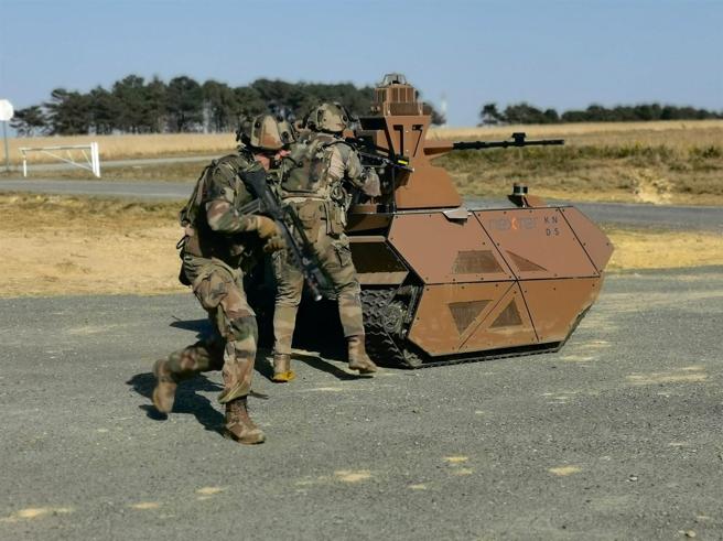 　Optio X20型UGV配備遙控武器站，可運用裝甲防護與支援火力，掩護步兵執行任務。
（取自KNDS「X」帳號）