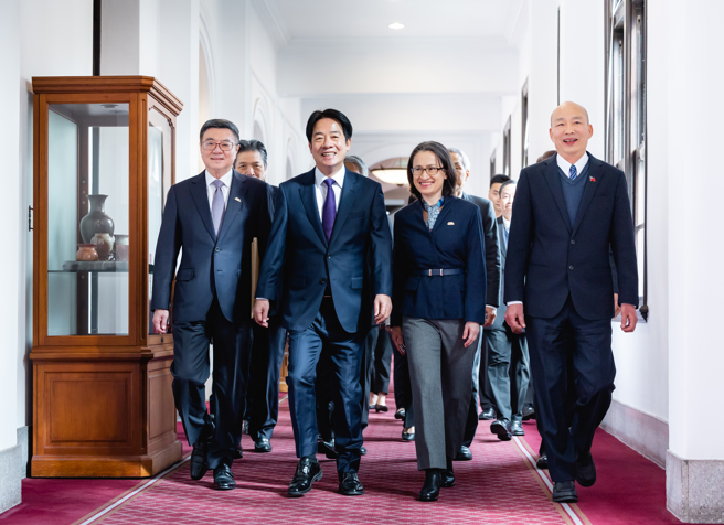 赖清德总统（前排左二）10日在总统府内召开五院国政会商，赖清德带领与会者一同入场。前排左至右分别为：行政院长卓荣泰、赖清德总统、副总统萧美琴、立法院长韩国瑜。（总统府提供）