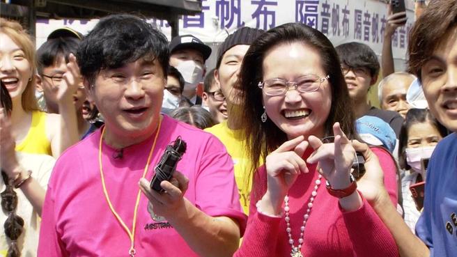 慧慈（右）现身胡瓜主持的《综艺大集合》。（民视提供）