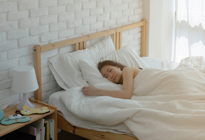 醫師吳榛槿表示，在較冷的環境睡覺，能活化「棕色脂肪」來消耗脂肪保持體溫，達到睡覺也能瘦的效果。（示意圖：shutterstock／達志）