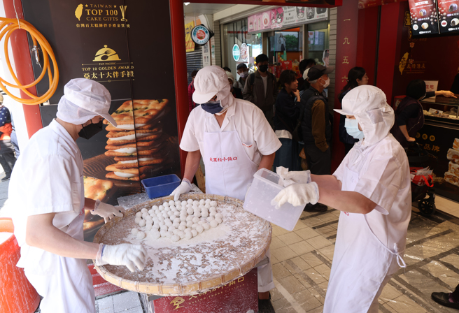 農曆正月十五為元宵節，台北市一家糕餅業者在店門口現場製作元宵，吸引顧客上門購買。（鄧博仁攝）