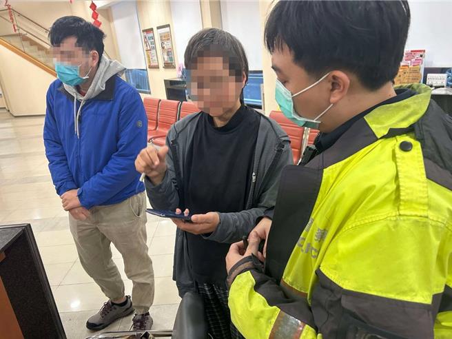 假检警真敛财！妇人接到假检警电话，称帮忙需付30万元订金，信以为真急忙至银行准备匯款，桃园市大园警分局大园派出所员警到场劝说后，顺利拦阻吕妇遭到诈骗。（警方提供／廖姮玥桃园传真）