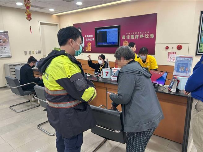 假检警真敛财！妇人接到假检警电话，称帮忙需付30万元订金，信以为真急忙至银行准备匯款，桃园市大园警分局大园派出所员警到场劝说后，顺利拦阻吕妇遭到诈骗。（警方提供／廖姮玥桃园传真）