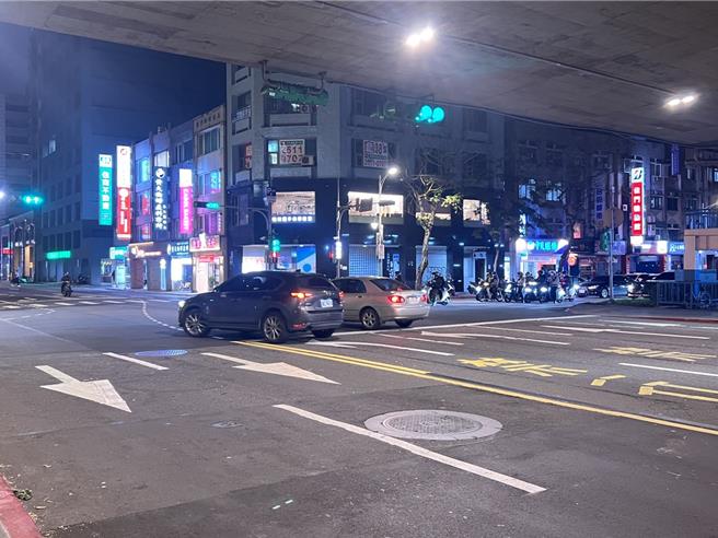 不少民眾抱怨，行经台北市中山区长安东路左转上建国高架道路段时，因转弯幅度角度过小，时常压到双黄线被科技执法取缔，目前双黄线已改为单向禁止超车线。（张珈瑄摄）
