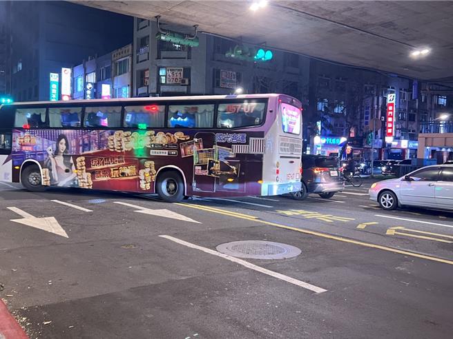 记者实际走访观察发现，多数车辆几乎不至于离谱压线，仅偶有几辆小型客车压到，而大客车则因体积庞大，需预留较大转弯幅度，会有压线情况发生。（张珈瑄摄）