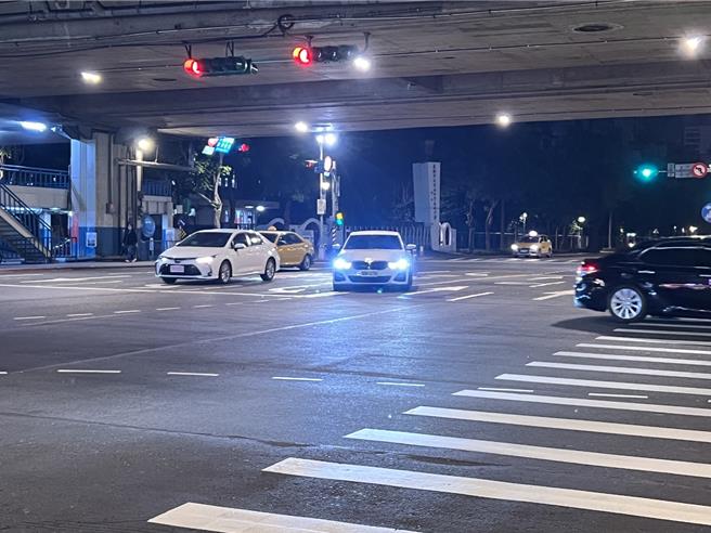 该路段位于中山女高校门口正前方，若遇学生上下学时段，交通繁忙，车辆确实容易因匆促致使压线。（张珈瑄摄）