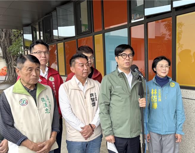 高雄市长陈其迈（右二）12日到凤山区探视一所儿童早期疗育发展中心，他关心高雄将于21日晚间大停水一事。（林瑞益摄）