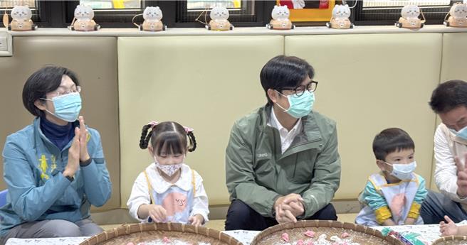 今天是元宵节，高雄市长陈其迈（左三）12日到凤山区探视一所儿童早期疗育发展中心，他与儿童们同乐。（林瑞益摄）