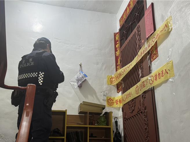 事发后警方到张嫌家巡签。（洪靖宜摄）