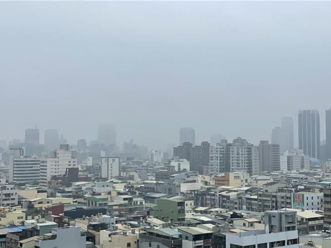 由于12日东北季风减弱，加上环境溼度高，导致扩散条件较差，污染物容易累积，PM2.5浓度较高，高雄12日上午多处测站AQI指标呈现橘色提醒等级。（洪浩轩摄）