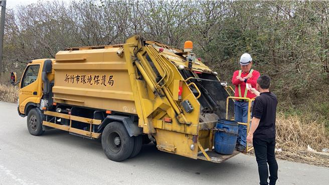 新竹市環保局指出，長期以來有向民眾宣導「不收紅包」觀念，但仍有熱心民眾在收運時希望送紅包，慰勞清潔隊員辛勞。（新竹市政府提供／王惠慧新竹傳真）