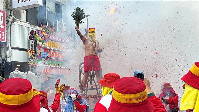 台东「炮炸寒单爷」活动热闹登场，肉身寒单赤膊上阵，在炮火洗礼中展现剽悍气魄。（民眾提供／萧嘉蕙台东传真）