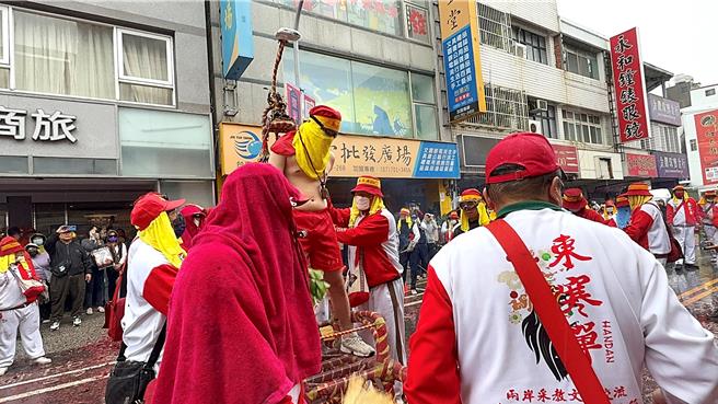 台东县笼罩在绵绵细雨中，燃放后的炮屑容易黏附于街道路面，台东县环保局呼吁宫庙阵头即时清理。（民眾提供／萧嘉蕙台东传真）