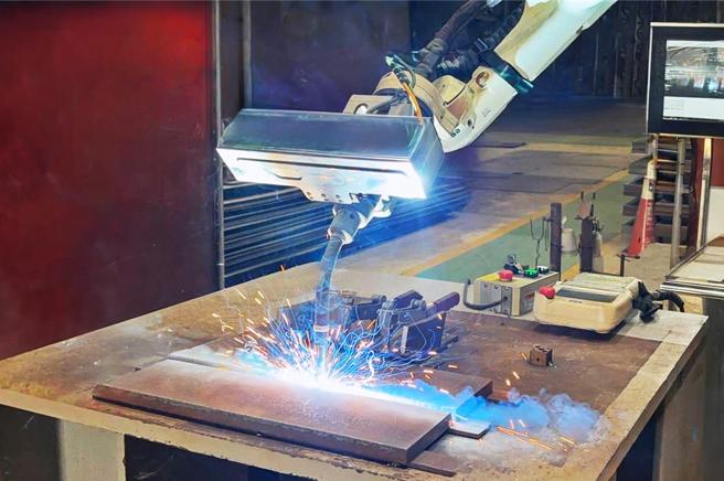 工研院的3D智能焊接AI机器人是全国首创的自动化厚板多道焊接设备，已导入生产线进行验证，预期可为半导体、厚板高阶运具、离岸风电等产业提高12倍产能，并提升20％订单量。图／工研院提供