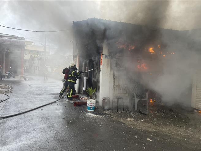 彰化县鹿港镇一处平房，今（12）日上午10时左右发生火警，现场火舌窜烧并冒出阵阵浓烟，所幸无人员受困受伤。（消防局提供／叶静美彰化传真）