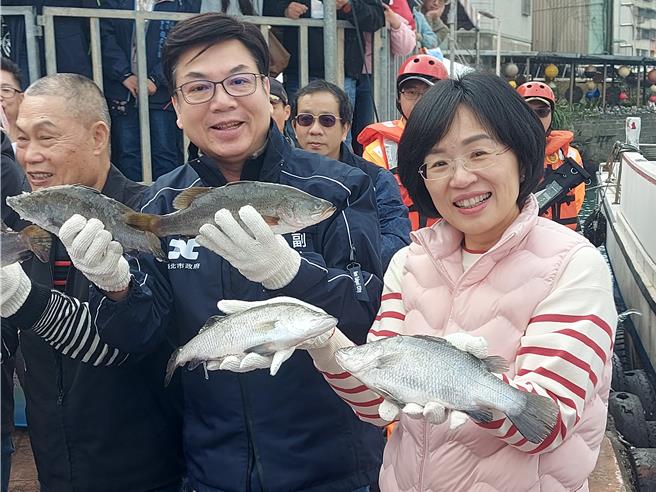 新北市副市长刘和然（中）与立委苏巧慧（右）12日参加野柳神明净港文化祭。（张铠乙摄）