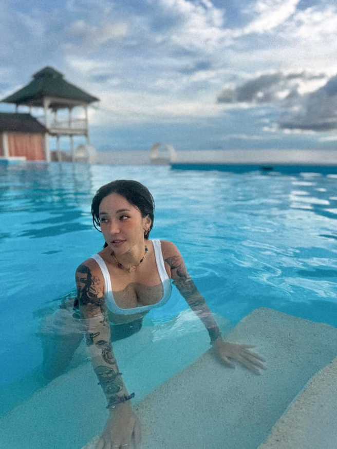 梁云菲把钱拿去旅游。（梁云菲IG)