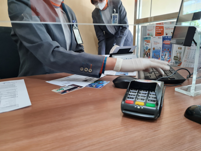 急诊科医师魏智伟分享，先前到银行办事，发现接洽的女行员脸色不太对劲、眼白泛黄，结果对方就医检查竟是胰臟癌。（示意图：shutterstock／达志）