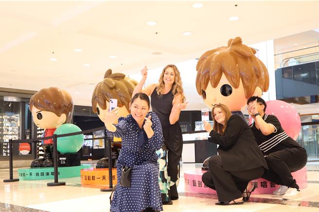五月天Q版公仔抵达澳洲Westfield Chatswood， NSW Australia 3楼，成为歌迷打卡热点。（相信音乐提供）