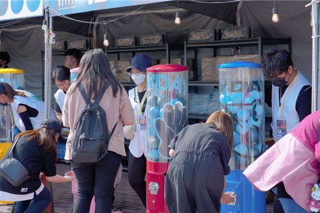 五月天扭蛋机受到广大歌迷喜爱。（相信音乐提供）