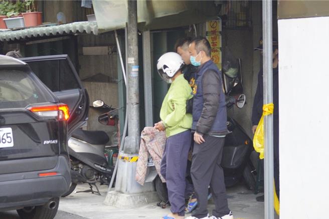 张介宗10日被带回凶案现场。（本报资料照）