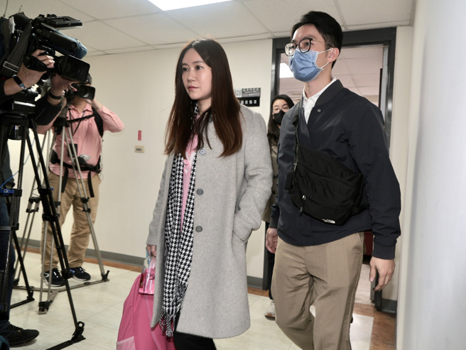 民进党台北市议员陈怡君议员研究室12日遭检调搜索，陈随后遭检调人员带离；市议员陈怡君（前中）面对媒体时强调，请大家相信她的清白，她会配合检调厘清真相。（郭吉铨摄）