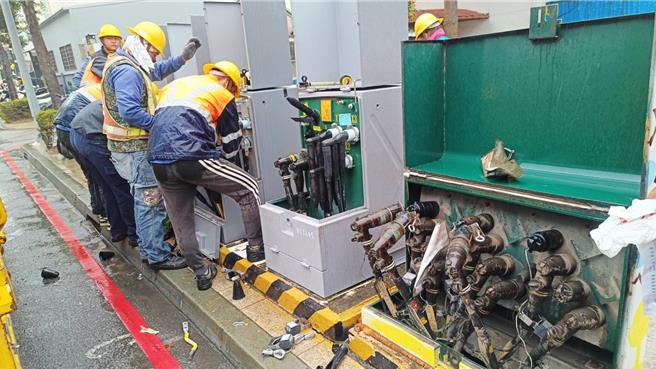 台电金门区处今早于金城市区计画性停电更换新变压器，影响138户；经紧急加派人力抢救，已提早全面恢復供电。（图／民眾提供）
