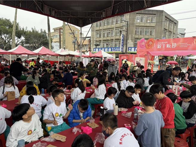 台中东势新丁粄节12日在东势客家文化园区热闹登场。（李京升摄）