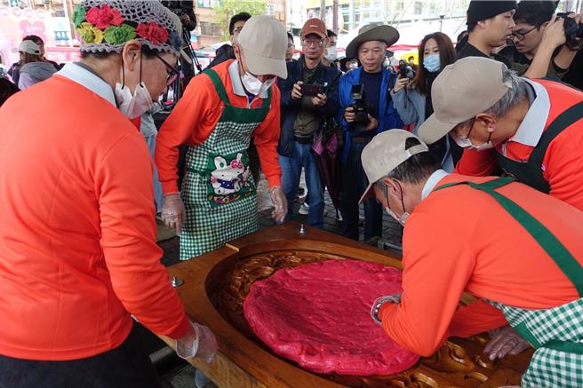 东势制粄职人吴新发师傅现场实作「120斤超级新丁粄」揭开序幕。（李京升摄）