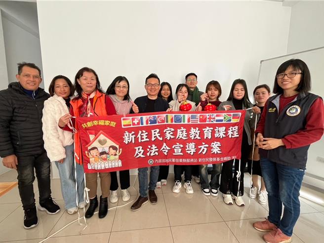 移民署苗栗县服务站与南苗区新住民家庭服务中心，在元宵节邀请新住民一起吃汤圆及猜灯谜。（移民署苗栗县服务站提供／谢明俊苗栗传真）