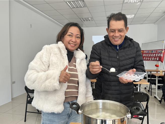移民署苗栗县服务站与南苗区新住民家庭服务中心，在元宵节邀请新住民一起吃汤圆及猜灯谜。（移民署苗栗县服务站提供／谢明俊苗栗传真）