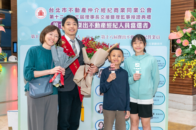 信义房屋日本事业部杰出经纪人唐国轩(左2)，克服跨文化交流困难，以专业知识与热情提供客户最优质的服务，荣获「杰出不动产经纪人」奖肯定。(图/信义房屋 提供)