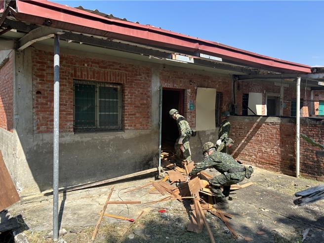 國軍協助整修南水分署眷屬宿舍。（市府提供／寶智華台南傳真）