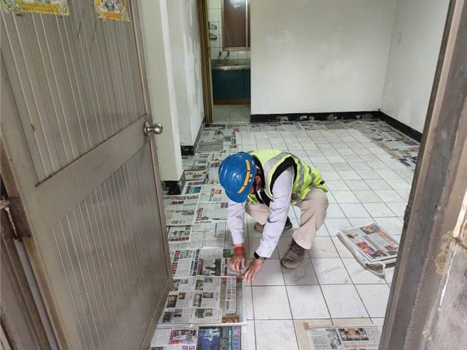 工務局正趕工為南水分署眷宿舍鋪地磚、粉刷牆壁。（市府提供／寶智華台南傳真）